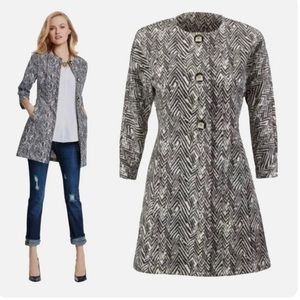 Cabi black and white zig zag design with 3/4 length sleeves.